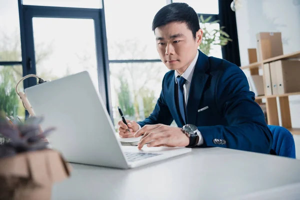 Jeune homme d'affaires asiatique — Photo de stock