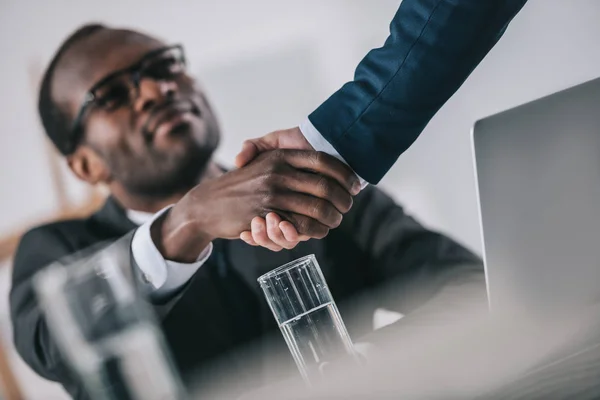 Empresarios dándose la mano - foto de stock