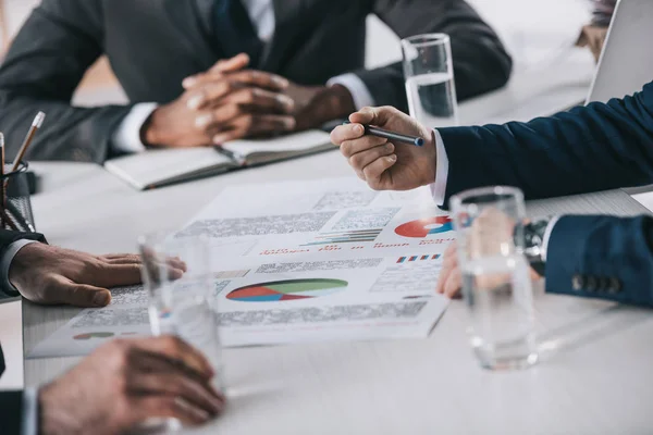 Mains d'hommes d'affaires sur la table — Photo de stock