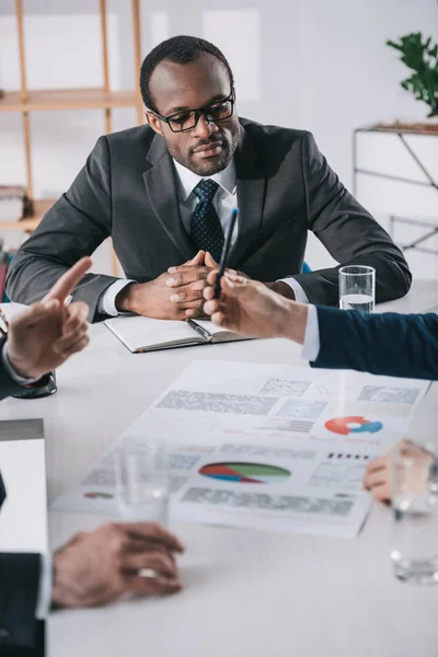 Compañeros de negocios conversando - foto de stock