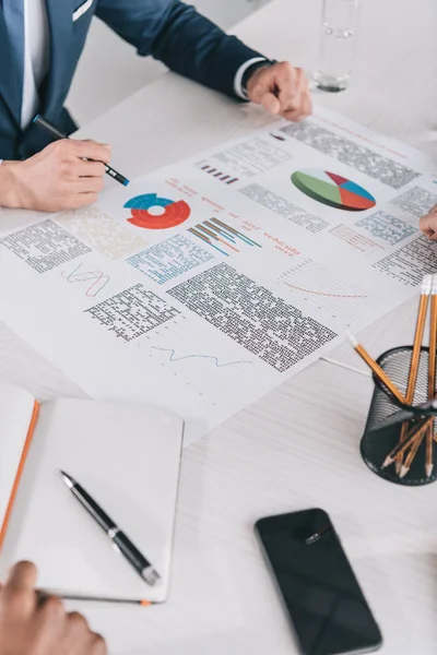 Manos de empresarios sobre la mesa - foto de stock