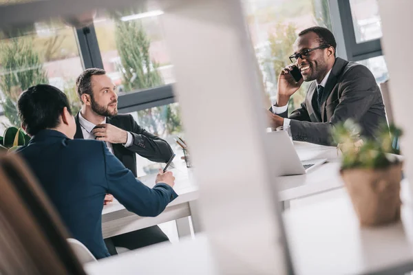 Empresários multiéticos conversando — Fotografia de Stock
