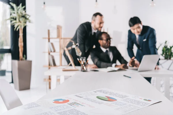 Geschäftsleute schauen auf Laptop-Bildschirm — Stockfoto