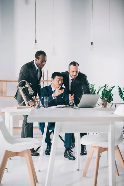 Geschäftsleute schauen auf Laptop-Bildschirm — Stockfoto