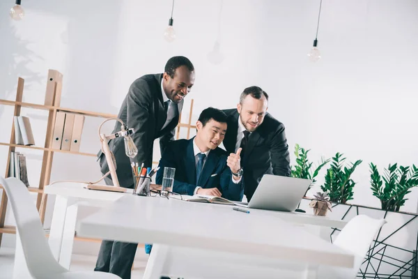 Geschäftsleute schauen auf Laptop-Bildschirm — Stockfoto