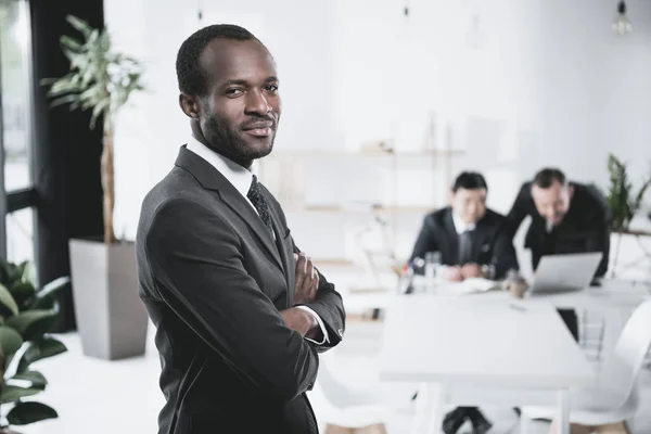 Афро-американський бізнесмен зі складеними руками — стокове фото