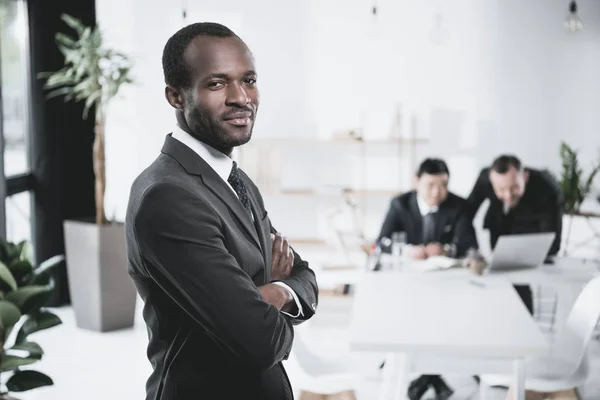 Afrikanisch-amerikanischer Geschäftsmann mit verschränkten Armen — Stockfoto