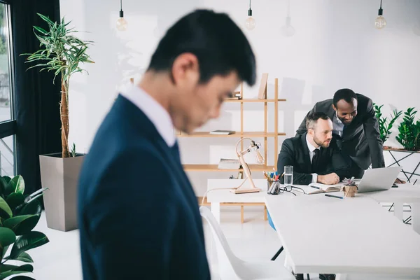 Compañeros de negocios en oficina moderna - foto de stock