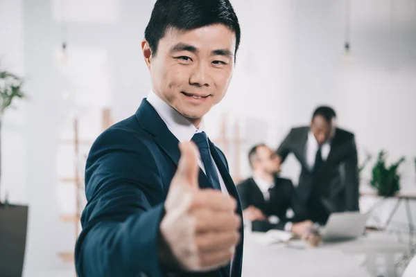 Asiatischer Geschäftsmann zeigt Daumen nach oben — Stockfoto