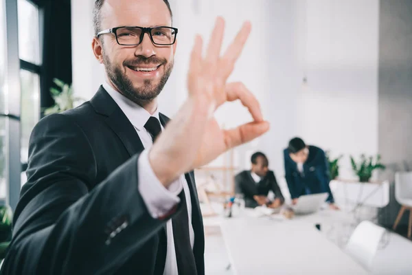 Geschäftsmann zeigt Okay — Stockfoto