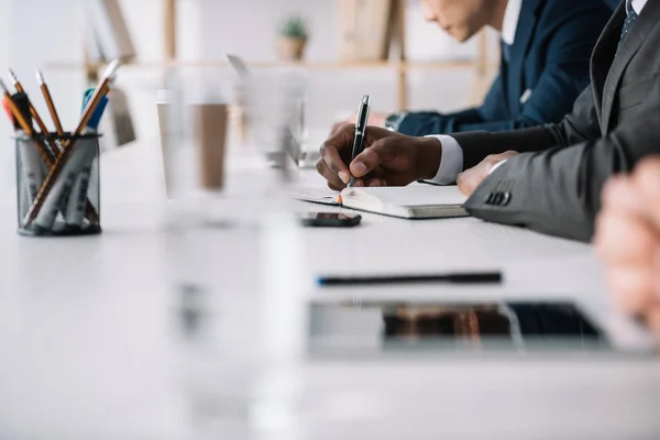 Manos de empresarios sobre la mesa - foto de stock