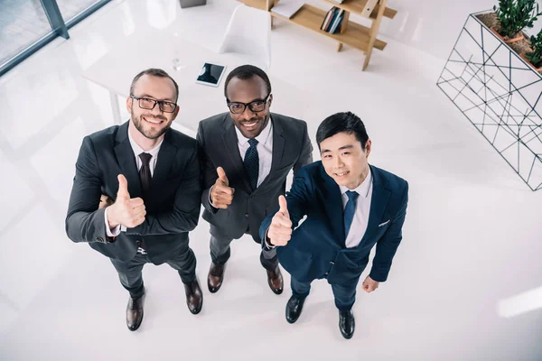 Empresários mostrando polegares para cima — Fotografia de Stock