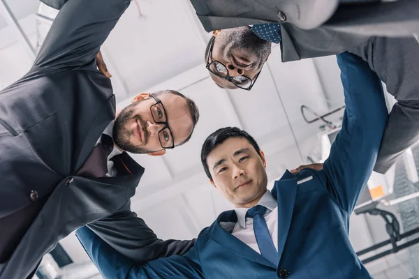 Groupe d'hommes d'affaires multiéthiques — Photo de stock