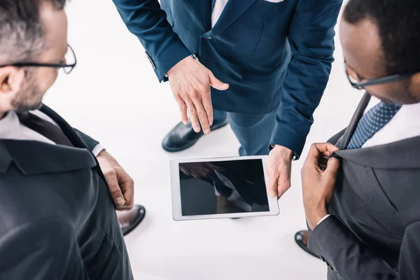 Groupe d'hommes d'affaires regardant tablette — Photo de stock