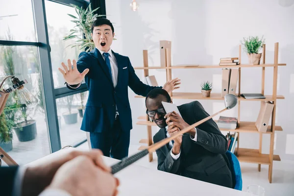 Чоловік загрожує бізнесменам з дитиною для гольфу — Stock Photo