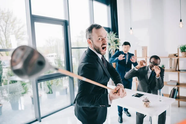 Hombre de negocios enojado con cachorro de golf - foto de stock