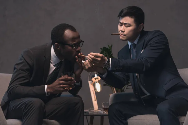 Homens de negócios multiéticos fumando charutos — Fotografia de Stock