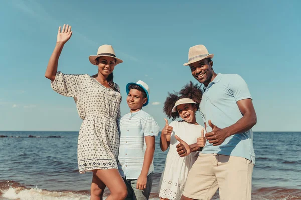 Familia afroamericana feliz en la playa - foto de stock