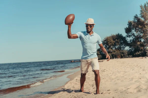 Uomo africano americano con palla da rugby — Foto stock