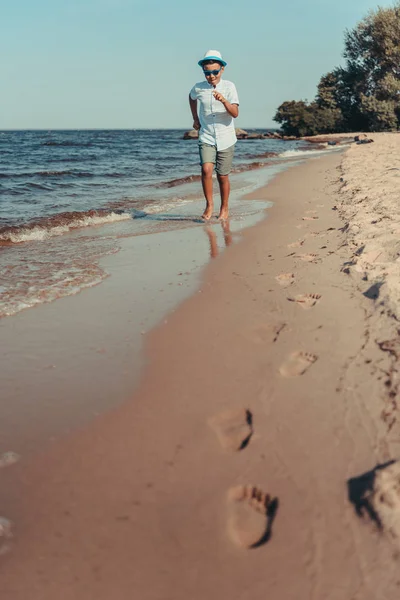 Enfant afro-américain courant sur la plage — Photo de stock