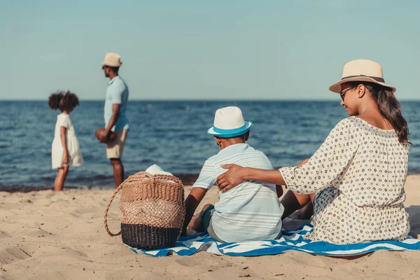 Afrikanisch-amerikanische Familie am Strand — Stockfoto