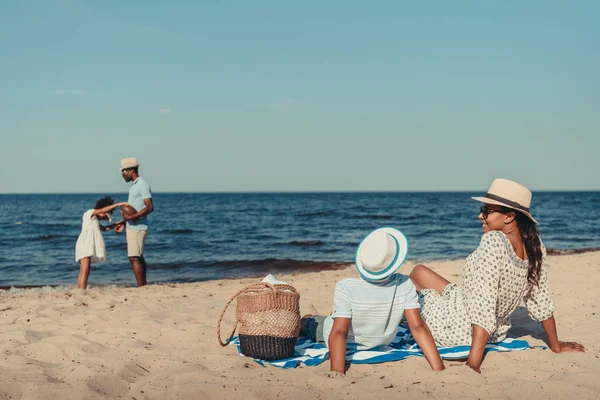 Familia afroamericana en la playa - foto de stock