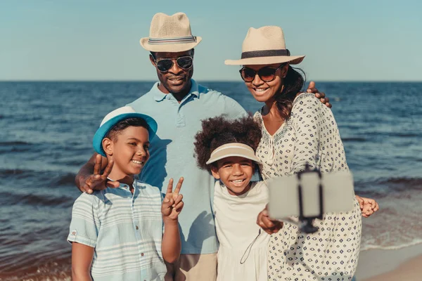 Famille prendre selfie au bord de la mer — Photo de stock