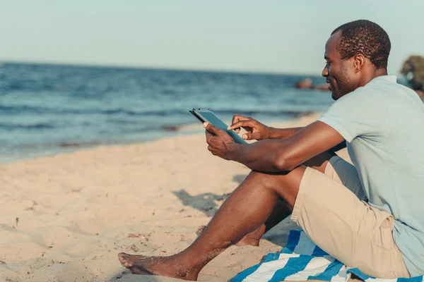 Homem americano africano com tablet digital — Fotografia de Stock