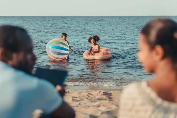 Enfants jouant en mer — Photo de stock