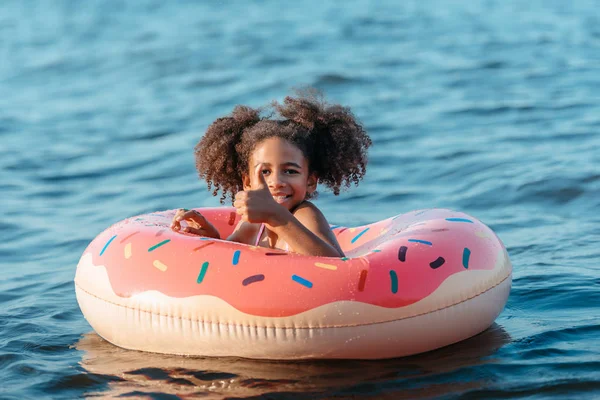 Bambino afroamericano con anello di nuoto — Foto stock