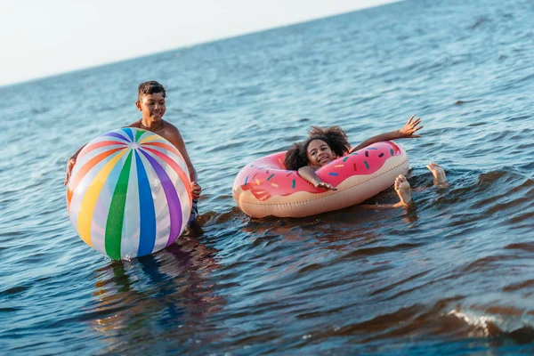 Irmãos se divertindo no mar — Fotografia de Stock