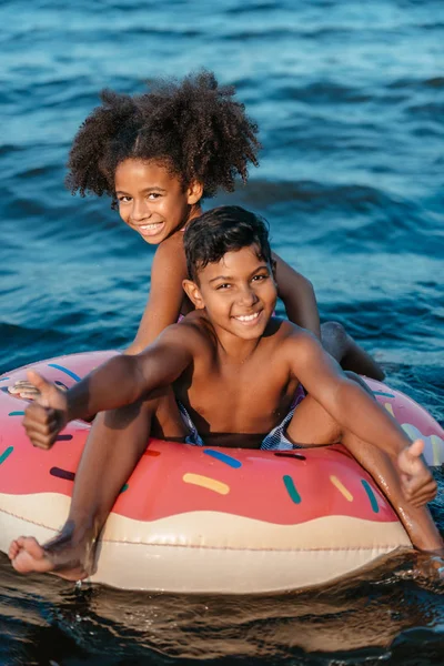 Niños en el mar - foto de stock