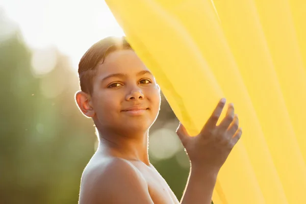 Criança americana africana com colchão inflável — Fotografia de Stock