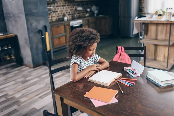 Bambina lettura libro — Foto stock