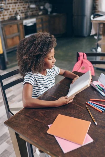 Menina leitura livro — Fotografia de Stock