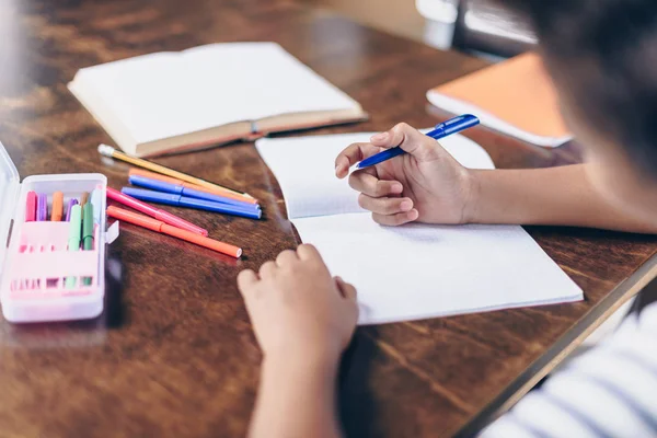 Chica escribiendo en cuaderno - foto de stock