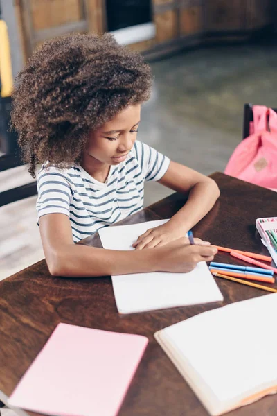 Ragazza che scrive nel quaderno — Foto stock