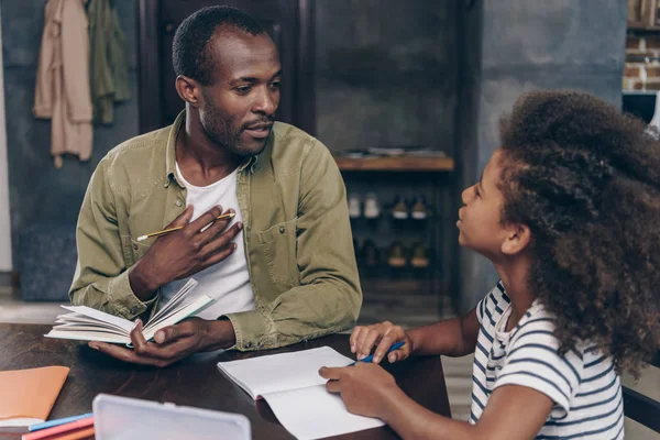 Pai ajudando filha fazer lição de casa — Fotografia de Stock