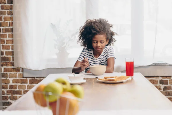 Kleines Mädchen frühstückt — Stockfoto