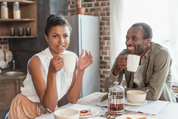 Marito e moglie che fanno colazione caffè — Foto stock