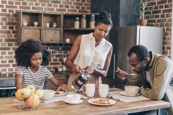 Familie frühstückt — Stockfoto