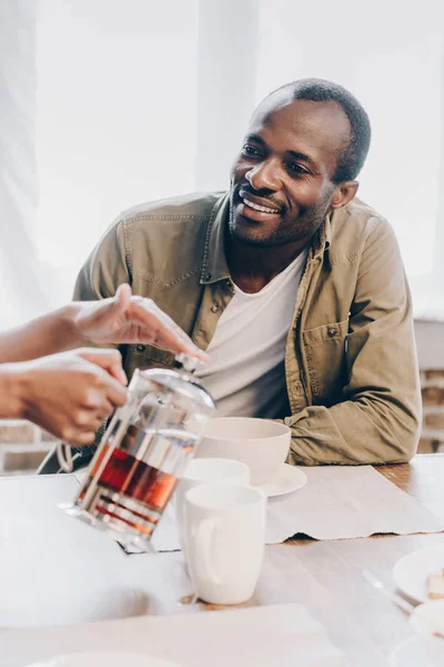 Sorridente uomo avendo colazione — Foto stock