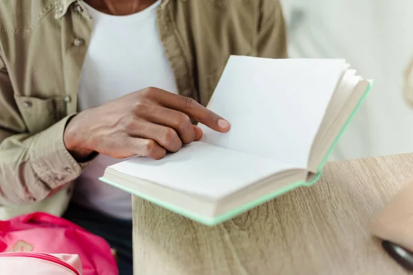 Homem apontando para página de livro aberto — Fotografia de Stock