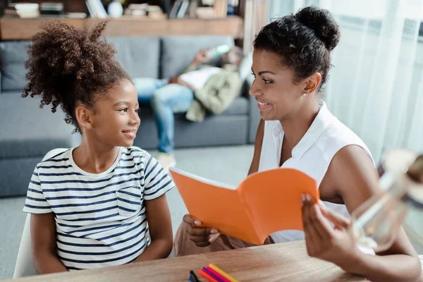 Mamá y su hija sonriéndose mutuamente — Stock Photo