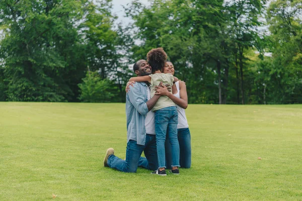 Famille se serrant dans ses bras — Photo de stock