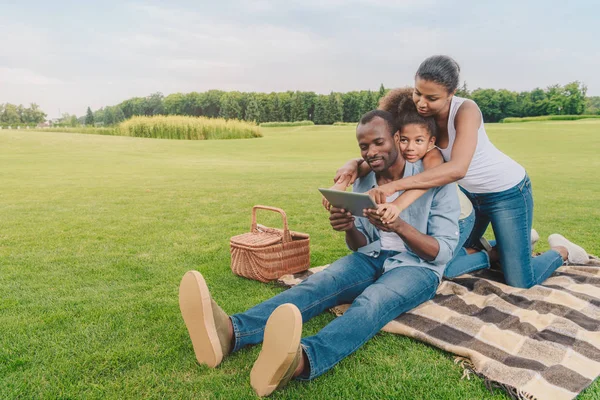 Familia afroamericana con tableta - foto de stock