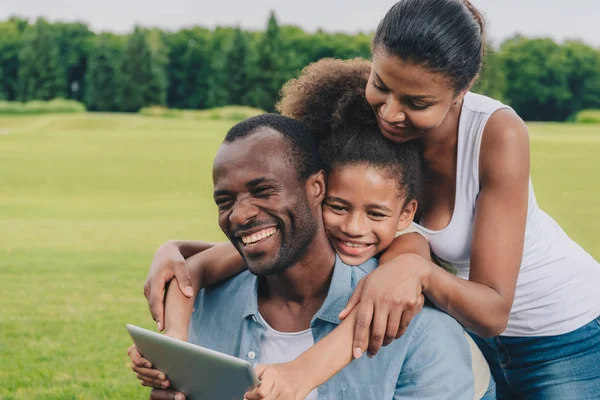 Африканская американская семья с планшетом — стоковое фото