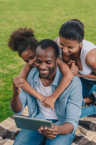 Famille afro-américaine avec tablette — Photo de stock