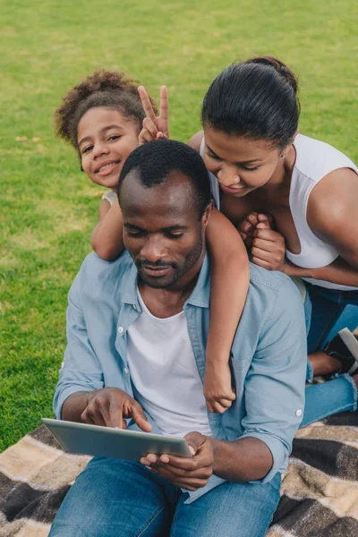 Familia afroamericana con tableta - foto de stock