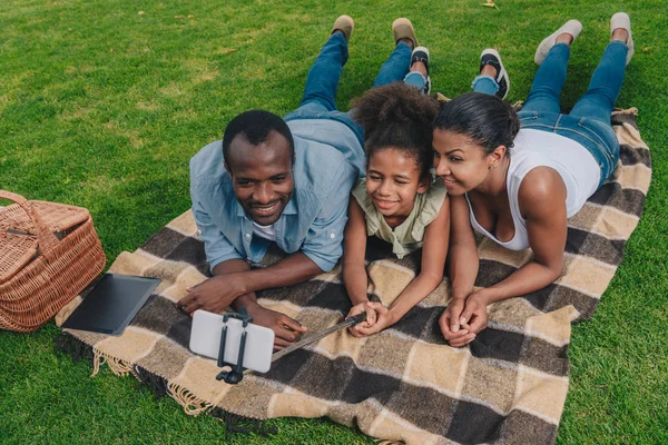 Família tomando selfie no piquenique — Fotografia de Stock